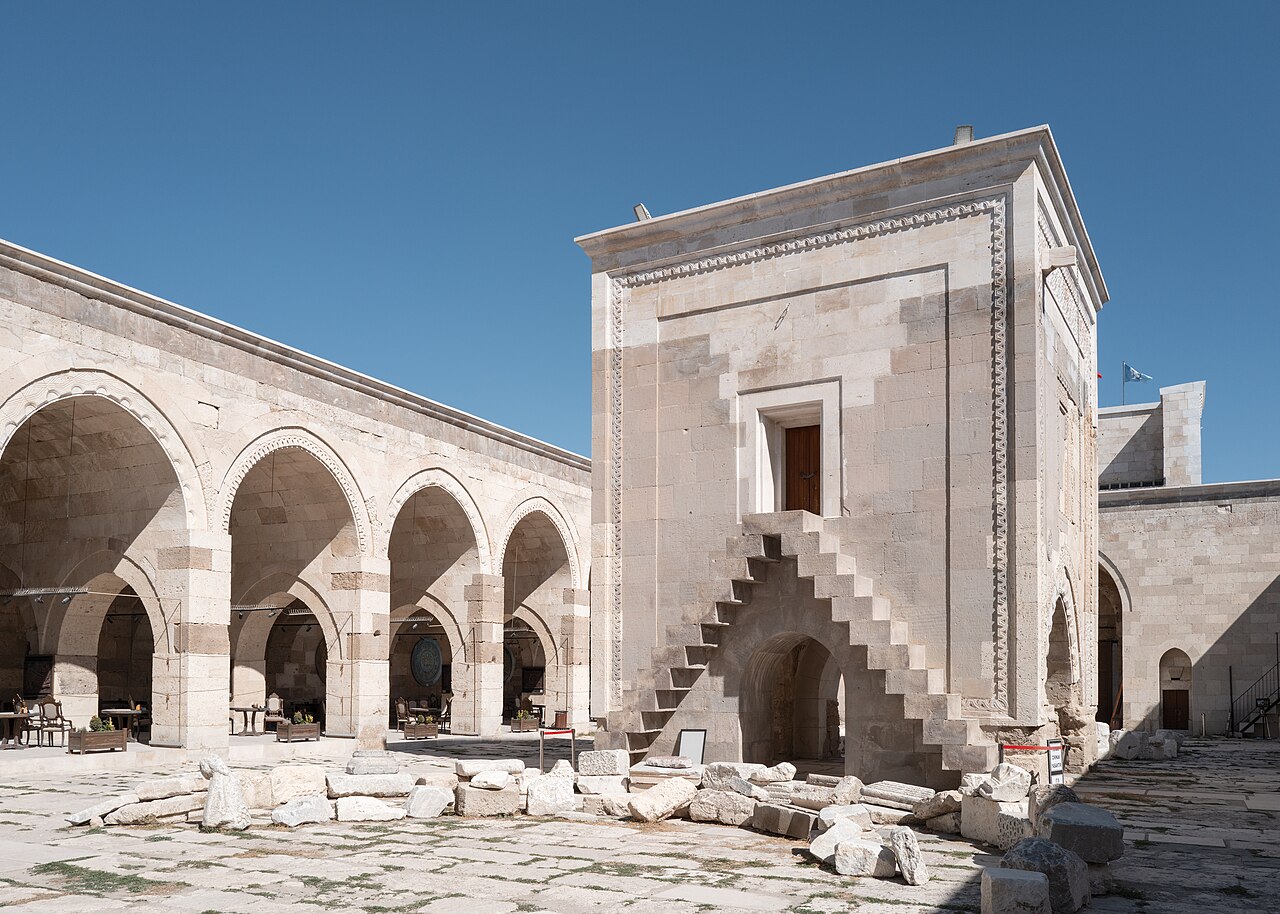 Aksaray Sultan Hanı açık avlusu ve ortasında yükselen köşk mescit