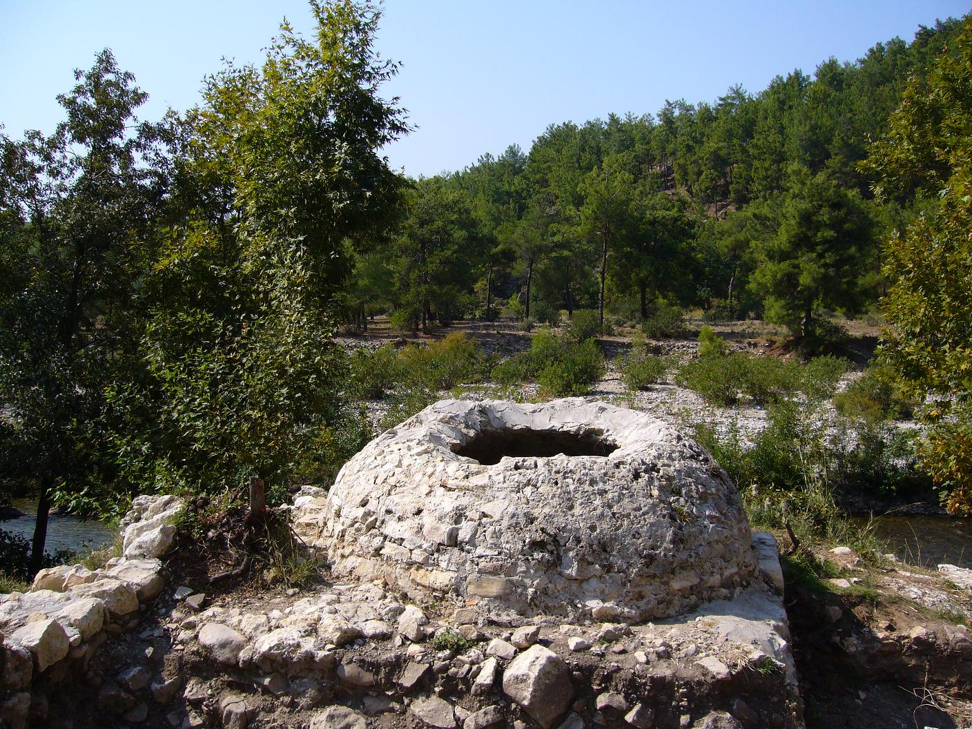 Alara Çayı kıyısında yükselen Alara Han kervansarayı ve arkasındaki sarp tepe