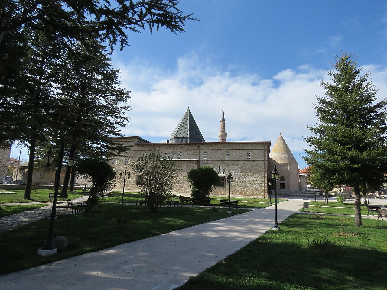 Beyşehir Eşrefoğlu Camii ahşap sütunları, mukarnaslı başlıkları ve ahşap kirişli tavanı