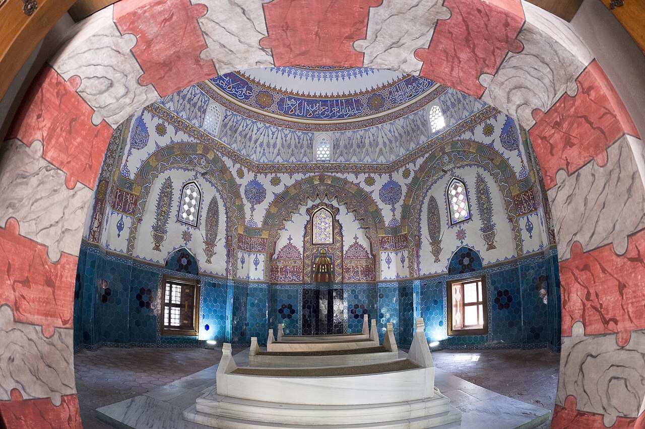Bursa Muradiye Külliyesi Cem Sultan Türbesi giriş kemeri, firuze çini duvarlar ve kubbe kalem işleri