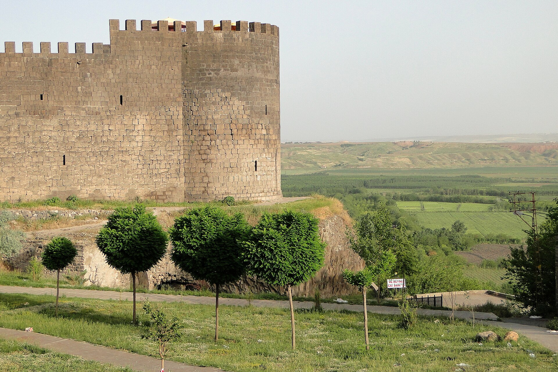 Diyarbakır surlarının bazalt burcu; arkada Dicle ovası uzanıyor