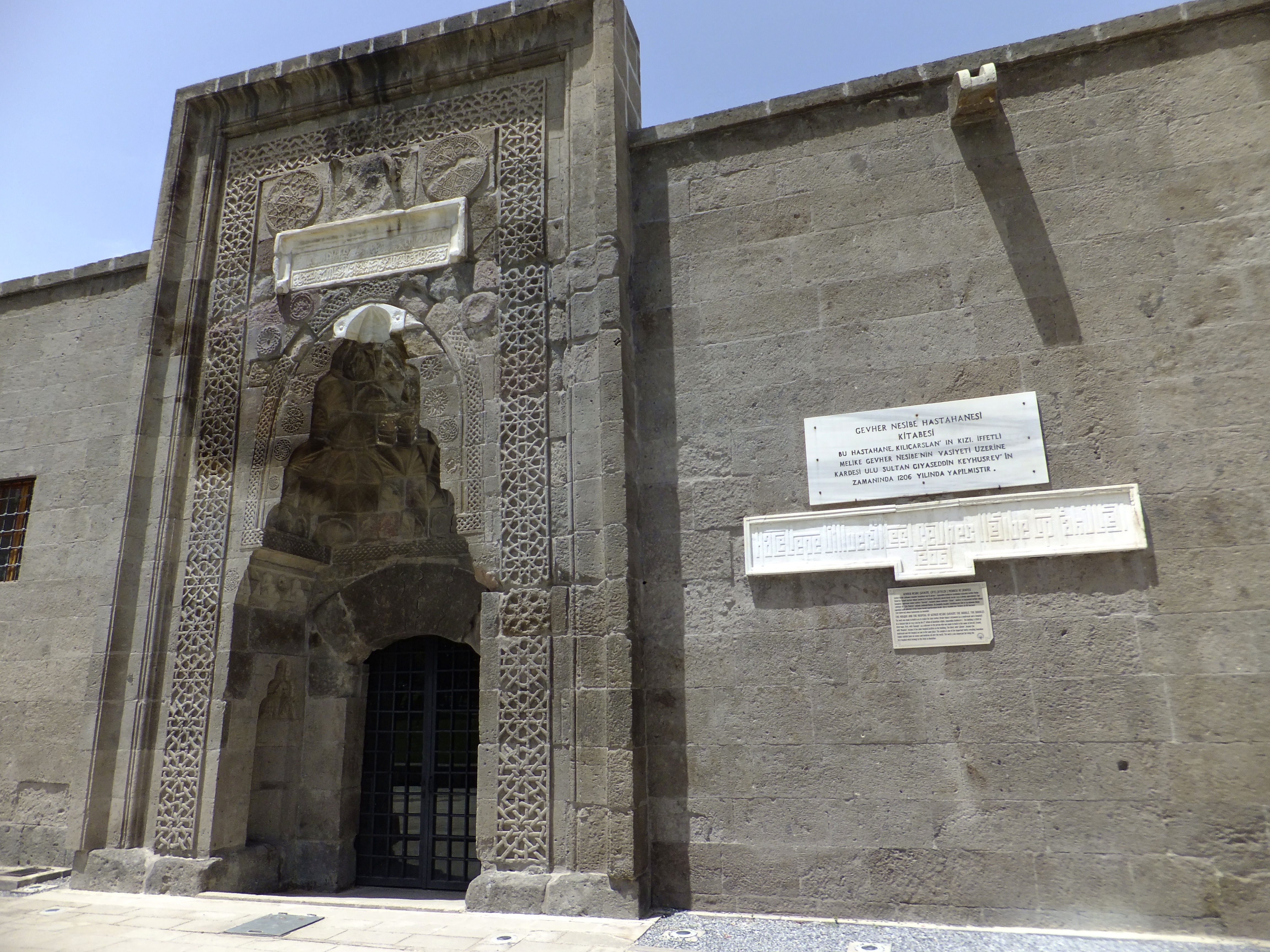 Kayseri Gevher Nesibe Dârüşşifâsı ve Çifte Medrese açık avlusu ve kesme taş eyvanı