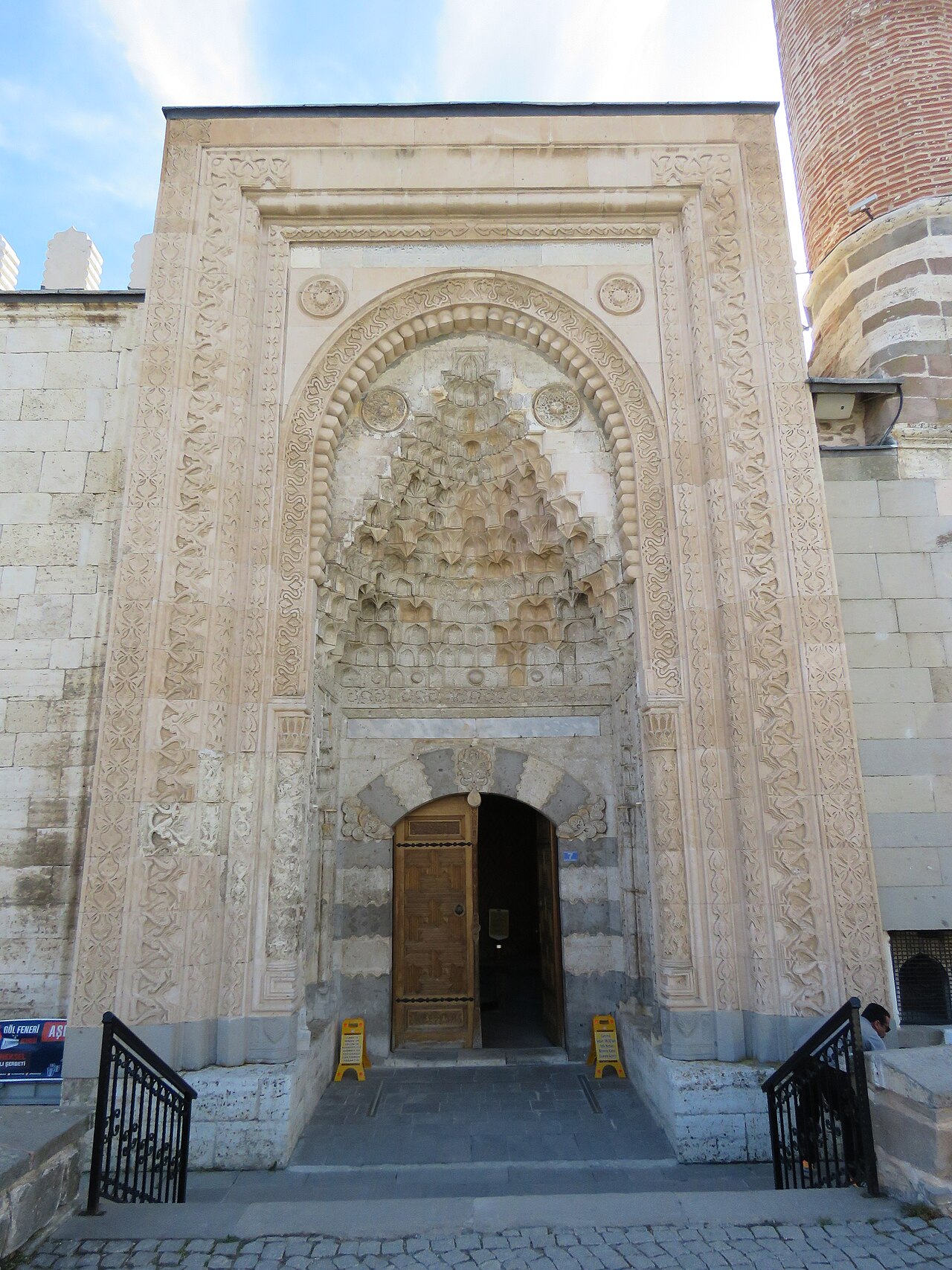 Eşrefoğlu Camii (Beyşehir, Konya, Türkiye), Calistemon