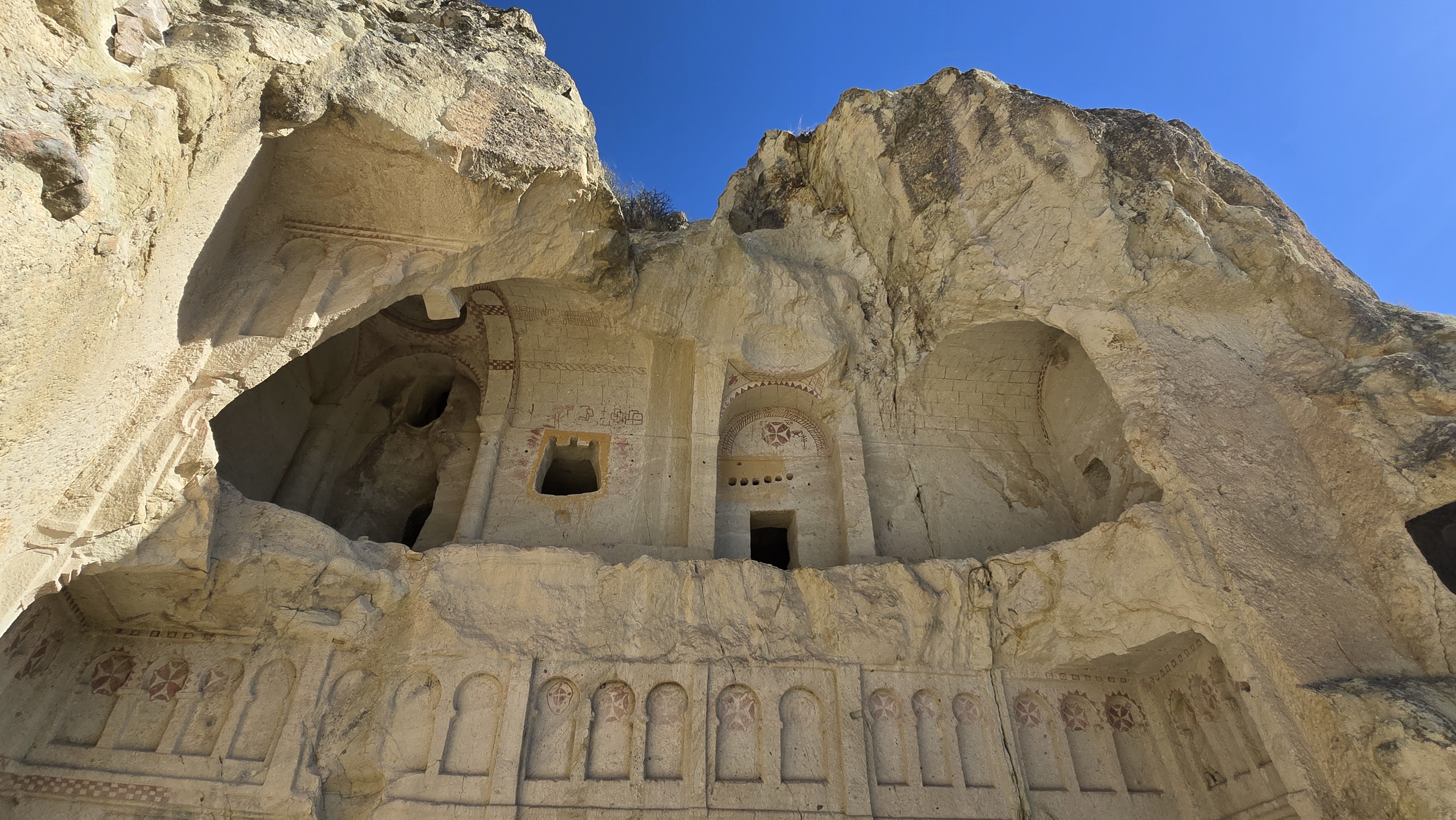 Göreme Karanlık Kilise Kaya Mimarisi ve Anıtsal Cephesi, Rigorius