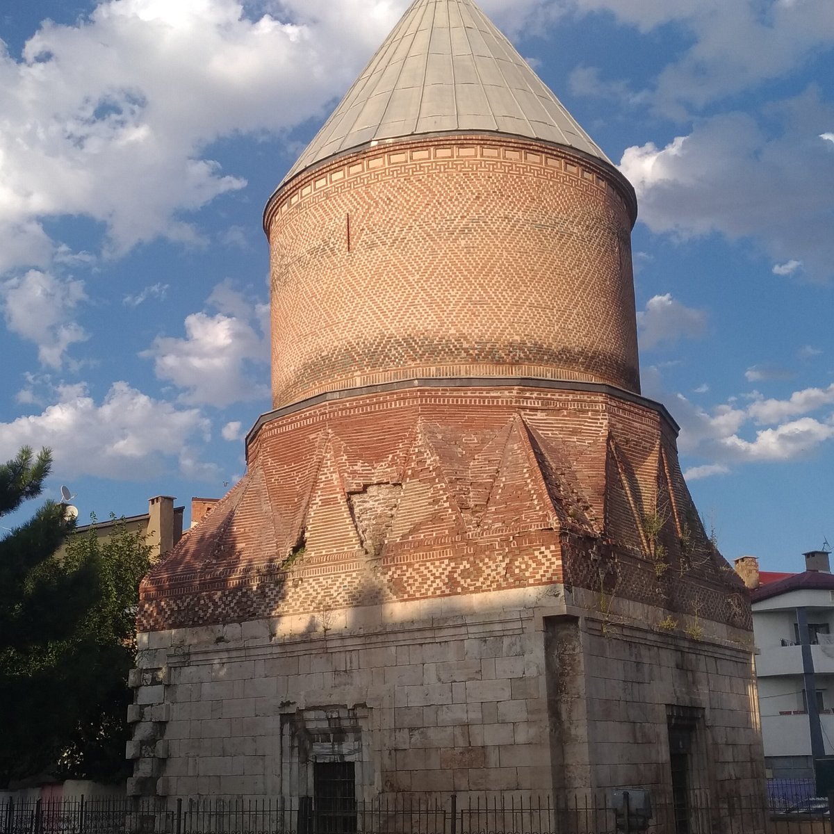 Sivas Güdük Minare ve Şeyh Hasan Bey Türbesi kesme taş kaidesi ve tuğla silindirik gövdesi