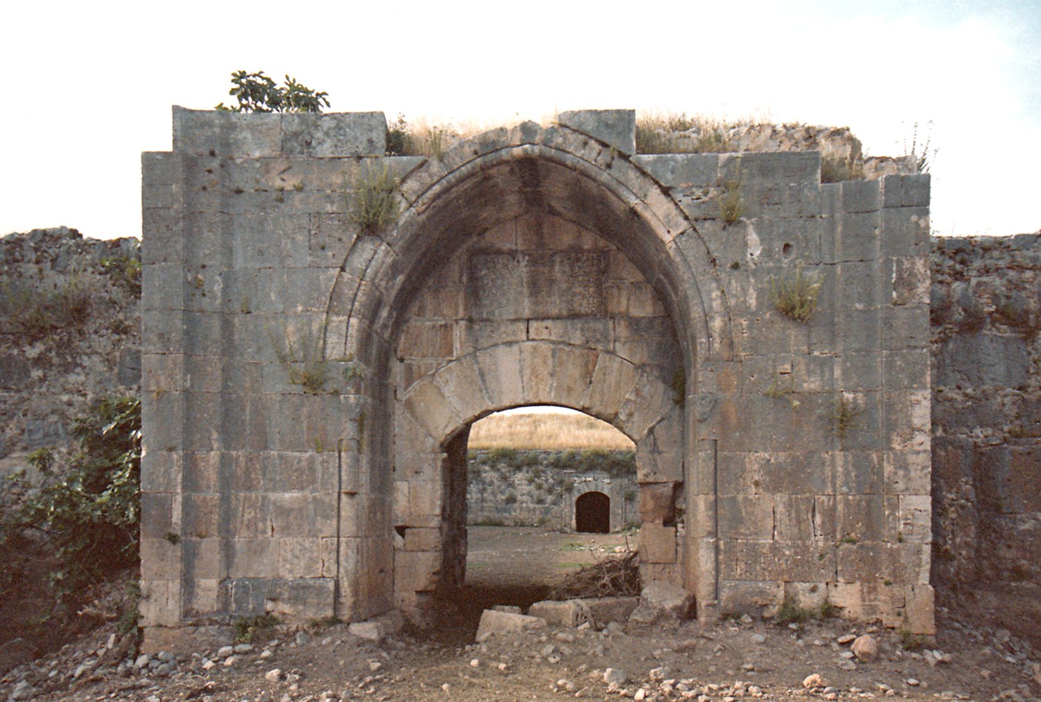 Antalya Döşemealtı Kırkgöz Hanı güney taçkapısı ve kesme taş duvarları