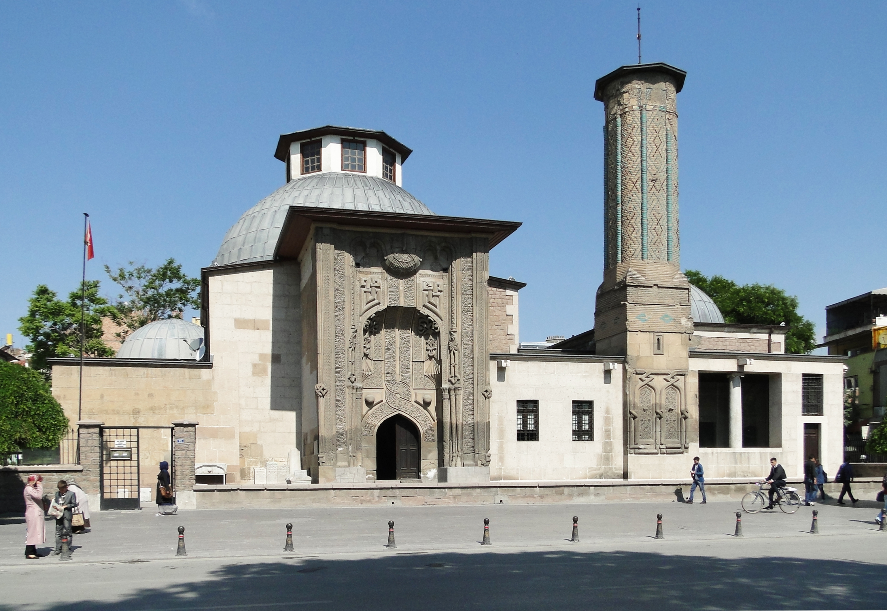 Konya İnce Minareli Medrese anıtsal taçkapısı ve sırlı tuğlalı minaresi