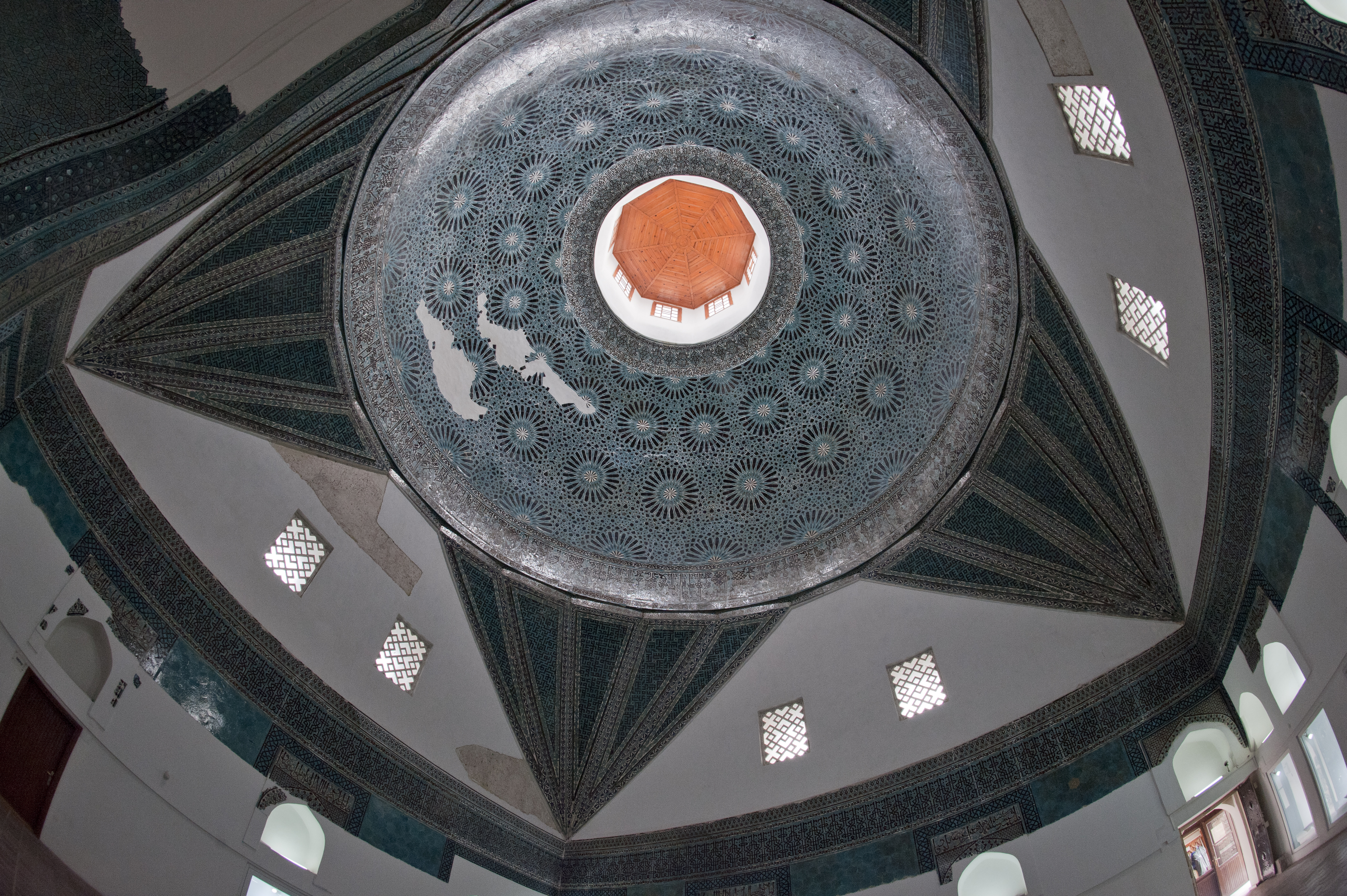 Konya Karatay Medresesi mozaik çinili kubbesi ve yıldız kompozisyonu