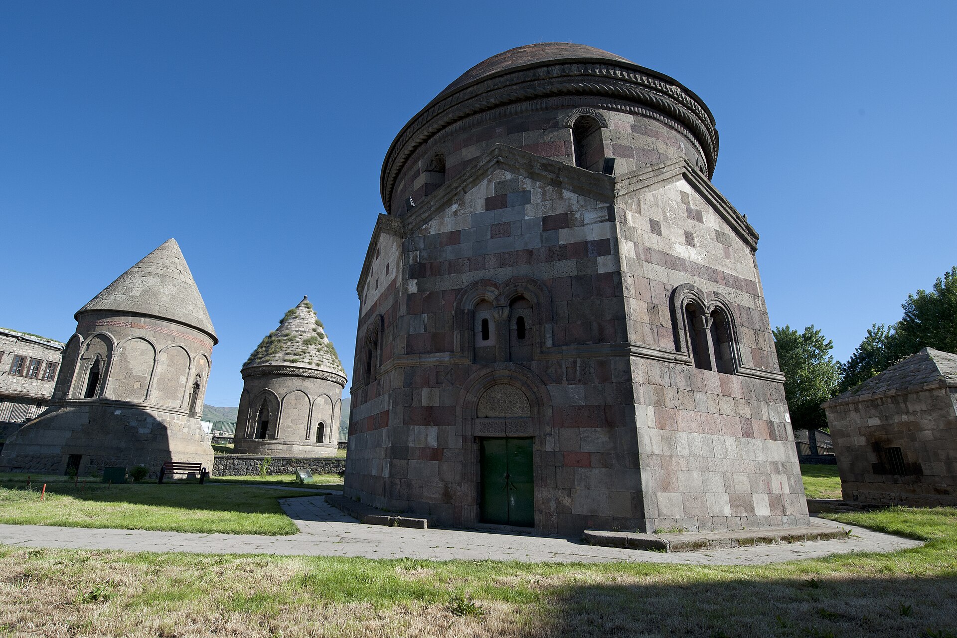 Erzurum Üç Kümbetler: kubbeli, sekizgen Emir Saltuk Kümbeti ve yanında iki konik külahlı kümbet