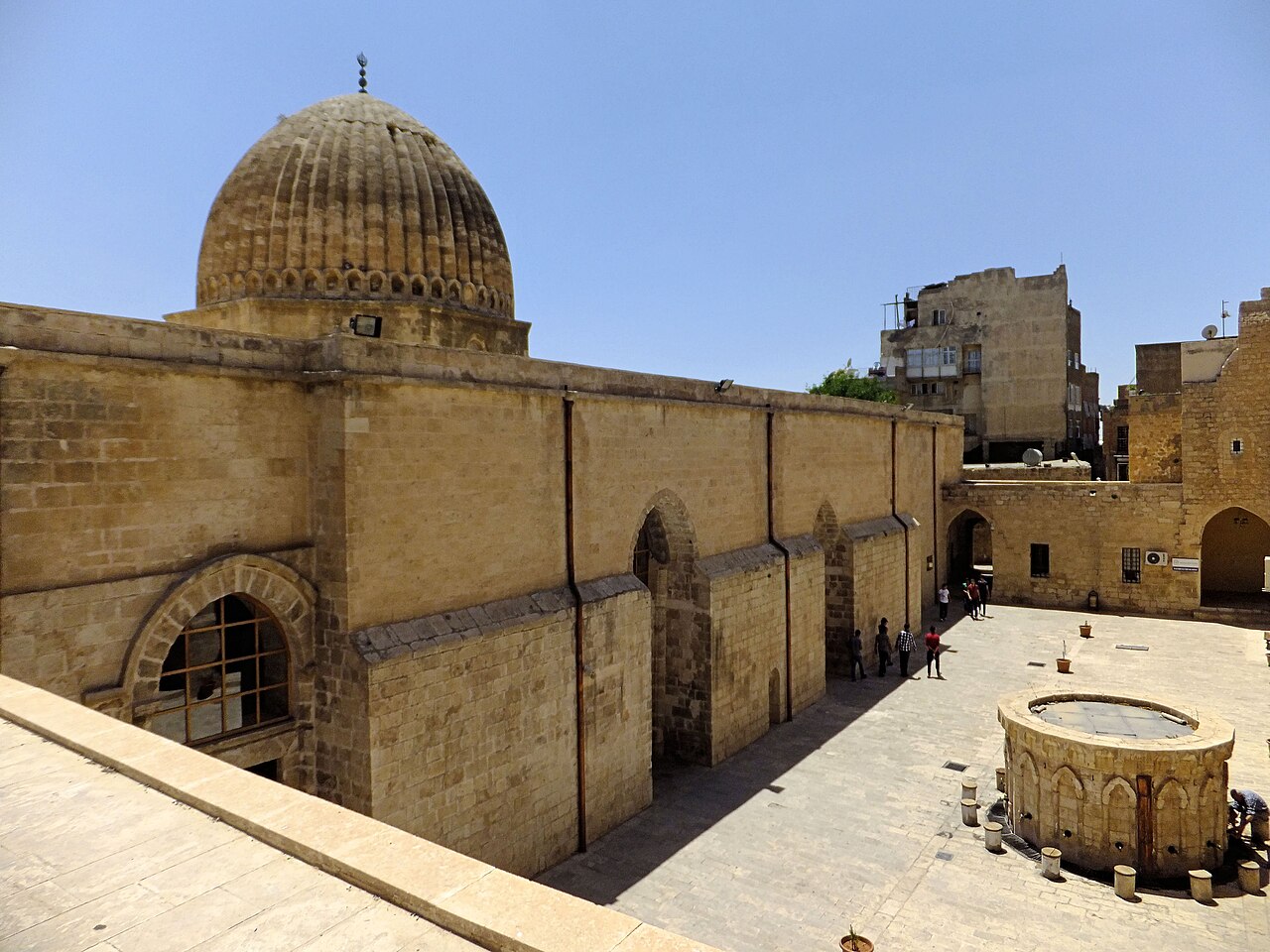 Mardin Ulu Camii avlusu, dilimli dış kubbesi ve taş şadırvanı
