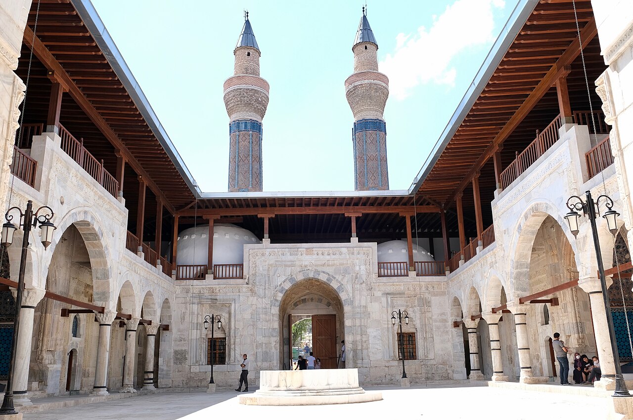 Sivas Gökmedrese çifte minareleri ve taçkapı kabartmaları