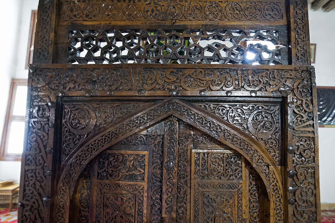 Sivrihisar Ulu Camii ahşap sütunlu harimi ve kündekâri minberi