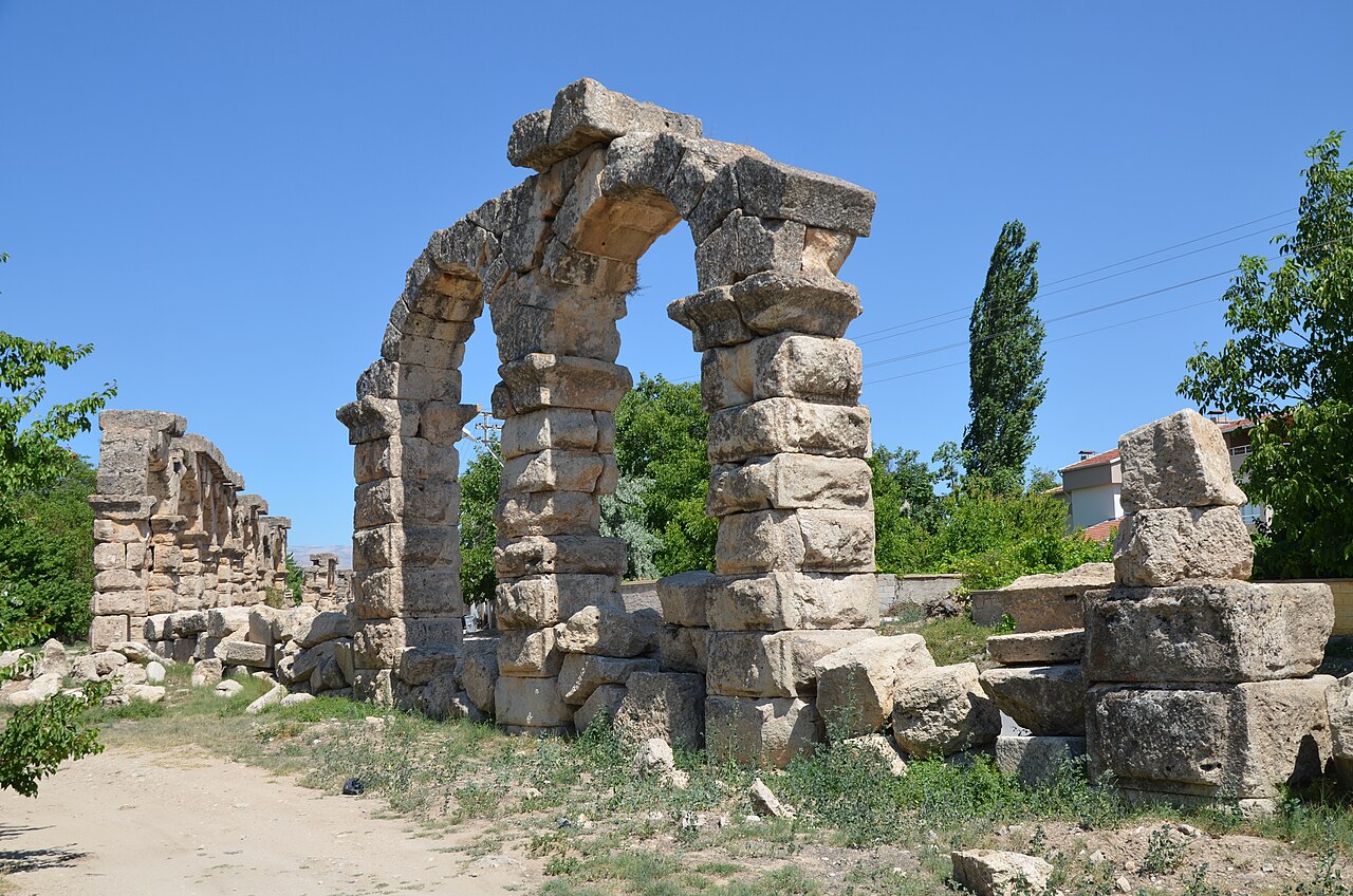 Niğde Bor Kemerhisar'da Roma su kemerleri taş blokları ve kemer ayakları