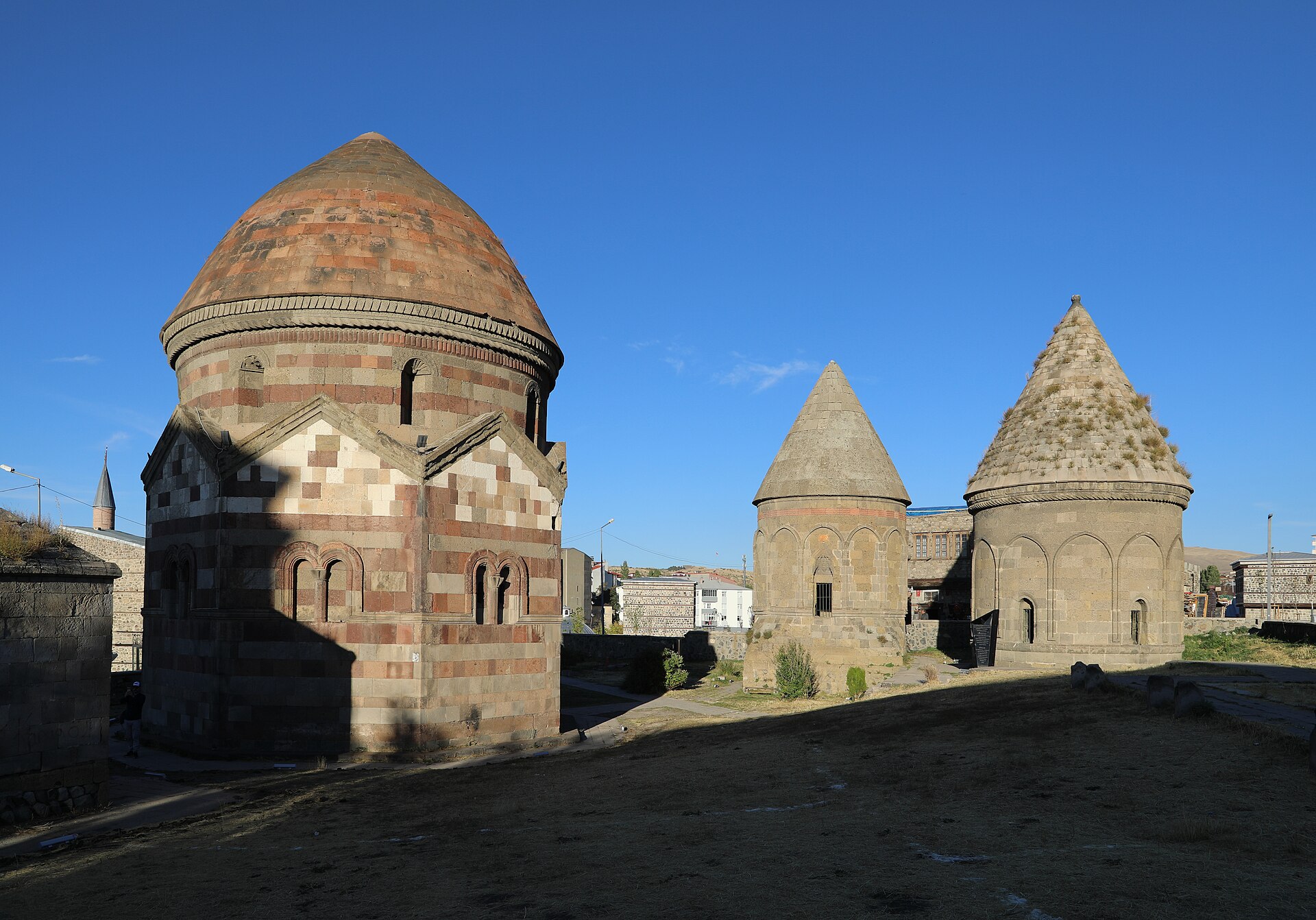 Erzurum Üç Kümbetler: kubbeli sekizgen Emîr Saltuk Kümbeti ve yanında iki konik külahlı kümbet