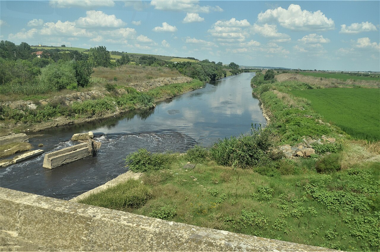 Ergene Nehri taşkın ovasını aşan çok kemerli anıtsal Edirne Uzunköprü