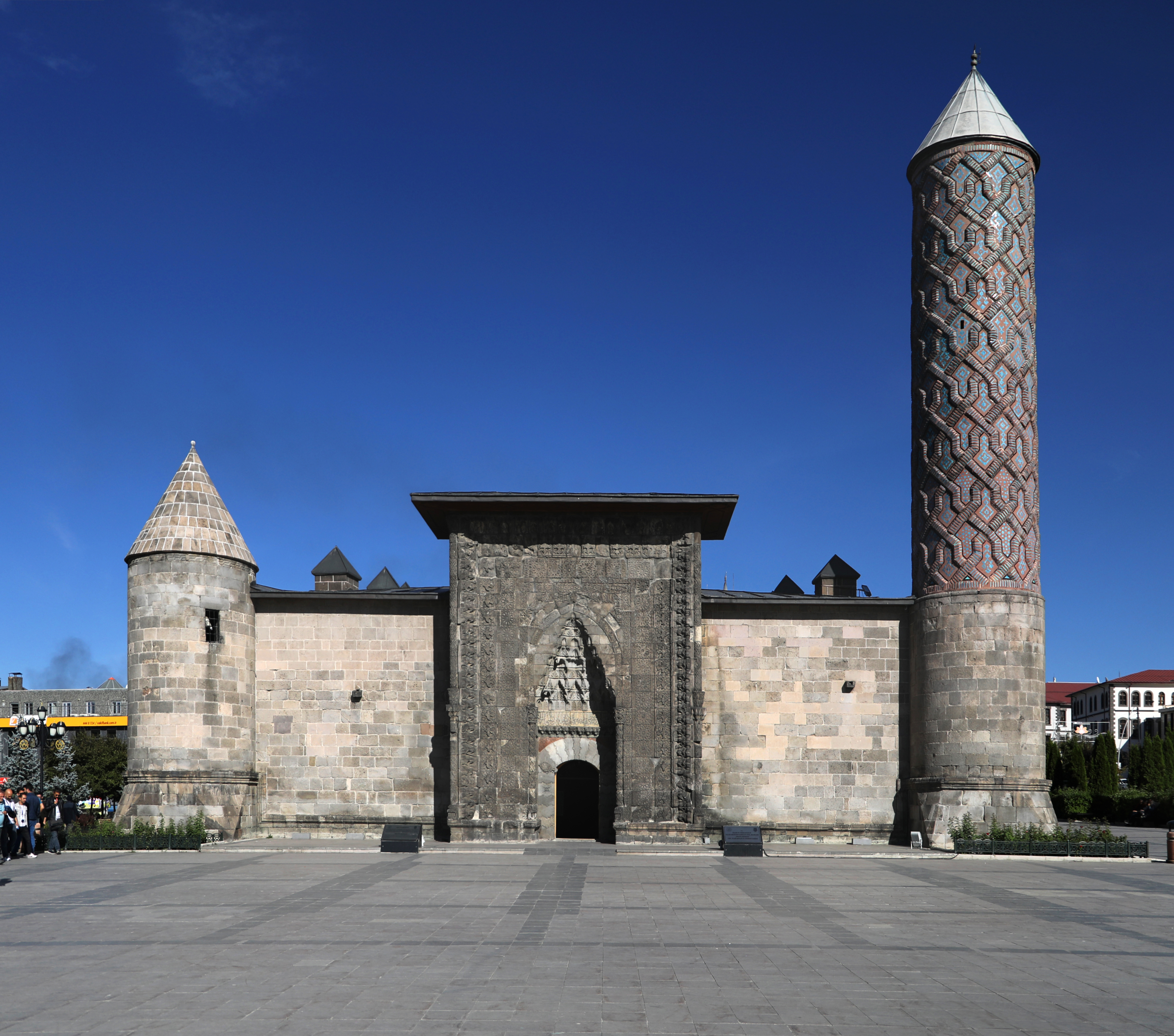 Erzurum Yakutiye Medresesi anıtsal taçkapısı, kabartmaları ve firuze sırlı tuğla minaresi